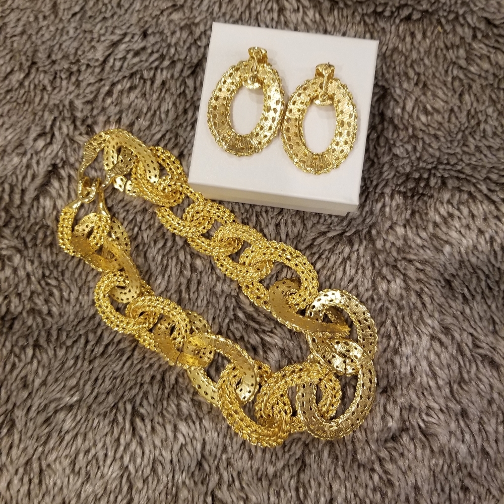 Gold Like Chain Neclace w/Matching Earrings - Picture 1 of 7